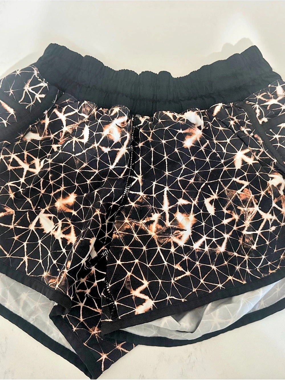 Lululemon hotty hot Abstract Print Shorts Size 6 Like New